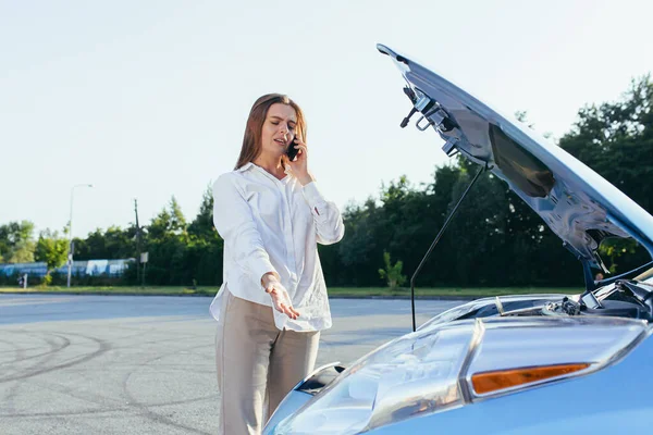 Annoyed Angry Woman Broken Car Tries Call Insurance Agent Repair — Stock Photo, Image