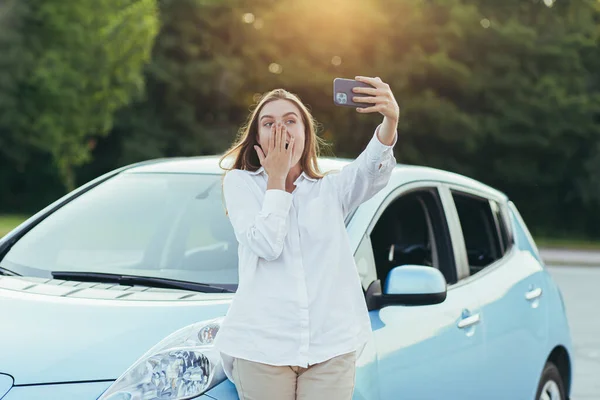 Beautiful Young Woman Bought New Car Smiling Happy Talking Phone — Stock Photo, Image