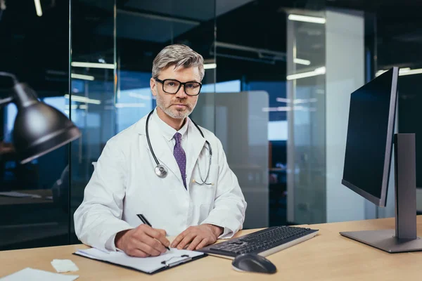 Portrait Médecin Expérimenté Avec Des Lunettes Homme Âgé Expérimenté Regardant — Photo