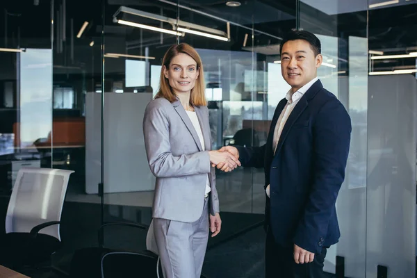 Asian Businessman Shakes Hands Business Woman Employee Happy Team Workers — Stock Photo, Image