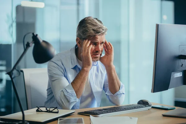 Empresário Experiente Cabelos Grisalhos Trabalha Computador Até Tarde Cansado Tem — Fotografia de Stock