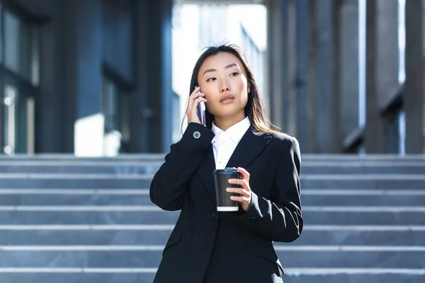 Schöne Asiatische Geschäftsfrau Geht Der Nähe Des Büros Und Telefoniert — Stockfoto