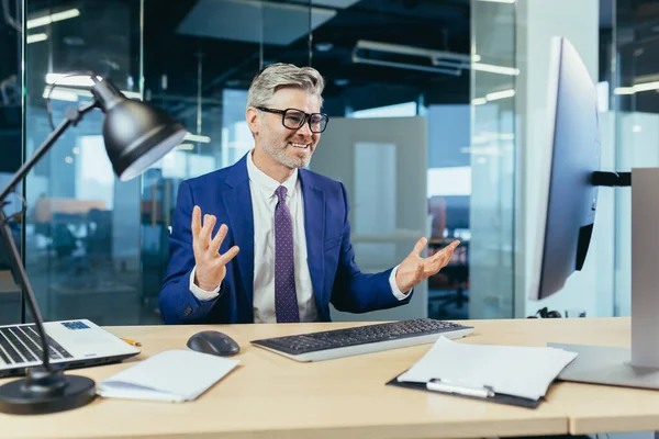 Enojado Molesto Jefe Empresario Gritando Monitor Computadora Hombre Con Gafas — Foto de Stock