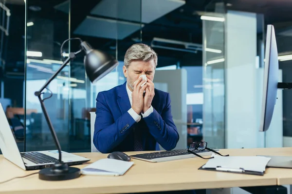 Chefe Negócios Trabalha Escritório Tem Uma Forte Alergia Espirros Corrimento — Fotografia de Stock