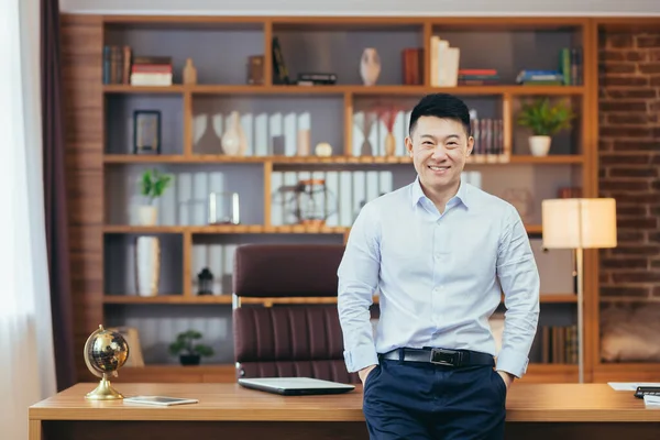 Porträtt Framgångsrik Affärsman Asiatisk Tittar Kameran Och Ler Håller Händerna — Stockfoto