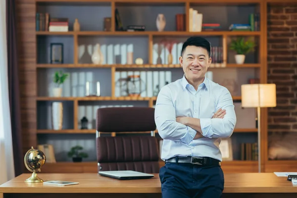 Porträtt Framgångsrik Affärsman Som Arbetar Ett Klassiskt Kontor Asiatiskt Leende — Stockfoto
