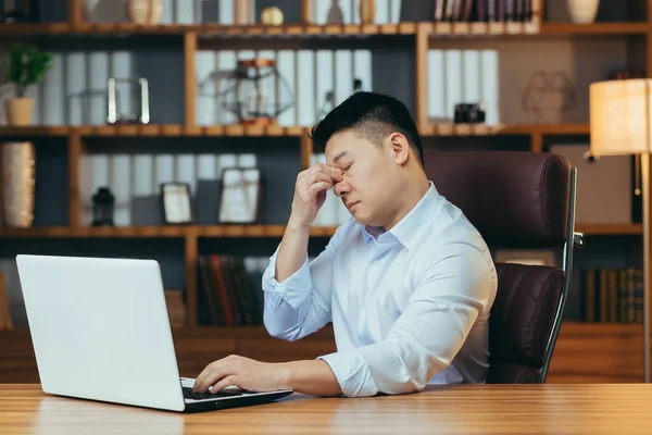 Cansado Asiático Empresário Trabalha Até Tarde Escritório Clássico Trabalhando Laptop — Fotografia de Stock