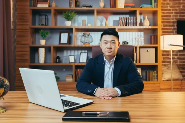 Porträtt Framgångsrik Försäkringsagent Erfaren Asiatisk Man Sitter Vid Ett Skrivbord — Stockfoto