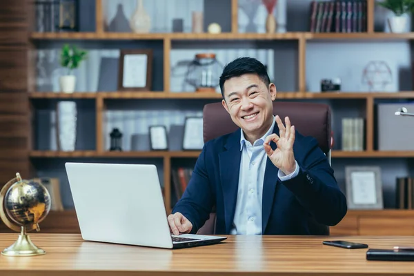 Porträtt Framgångsrik Asiatisk Affärsman Ett Klassiskt Kontor Chefen Tittar Kameran — Stockfoto