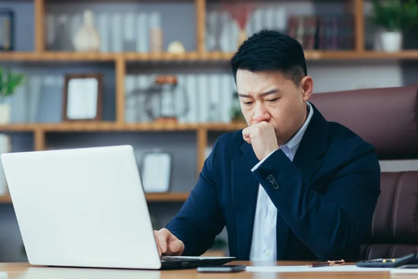 Doente Asiático Empresário Trabalhando Laptop Escritório Homem Tosse — Fotografia de Stock