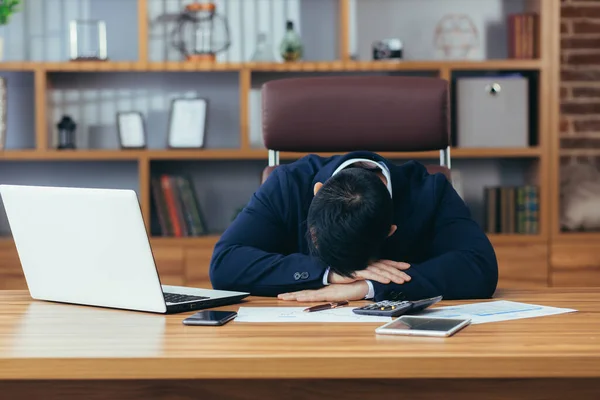 Homem Negócios Cansado Dormindo Mesa Homem Deitado Descansando — Fotografia de Stock