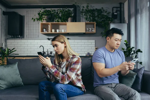 Young Multiracial Family Quarreling Sitting Couch Room Man Woman Phone — Stock Photo, Image