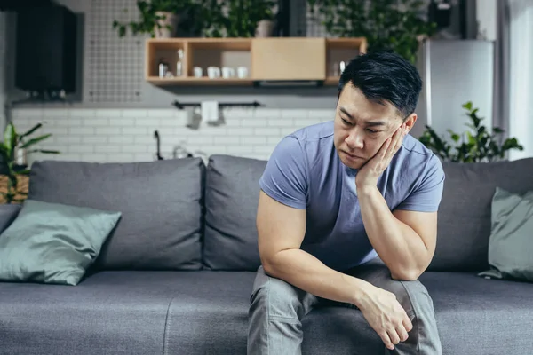 Verärgerter Asiate Hause Müde Und Deprimiert Auf Der Couch Wohnzimmer — Stockfoto