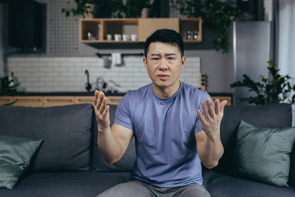Mann Spricht Vor Webcam Wütend Gestikulierend Mit Den Händen Asiatin — Stockfoto