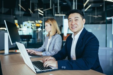 Modern ofiste çalışan Asyalı işadamı, mutlu ve başarılı, çalışanlardan oluşan bir ekip, erkek ve iş kadını, başlangıç