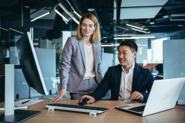 Cinsel ilişki ve ofiste flört. Genç şehvetli iş kadını meşgul erkek arkadaşını baştan çıkarıyor. İş yerinde patronla flört eden seksi sekreter. İş adamları Asyalı erkek ve kadın iş başında