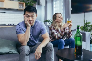 Alkolik kadın evde sert alkol içiyor, koca hayal kırıklığına uğramış ve rahatsız olmuş, alkol yüzünden genç ailede çatışma var.