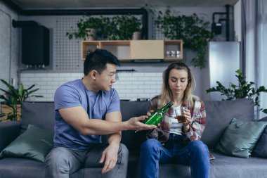 Alkolik kadın evde sert alkol içiyor, koca hayal kırıklığına uğramış ve rahatsız olmuş, alkol yüzünden genç ailede çatışma var.