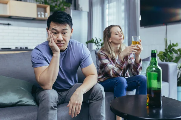 Alkoholisierte Frau Trinkt Hause Harten Alkohol Ehemann Frustriert Und Genervt — Stockfoto