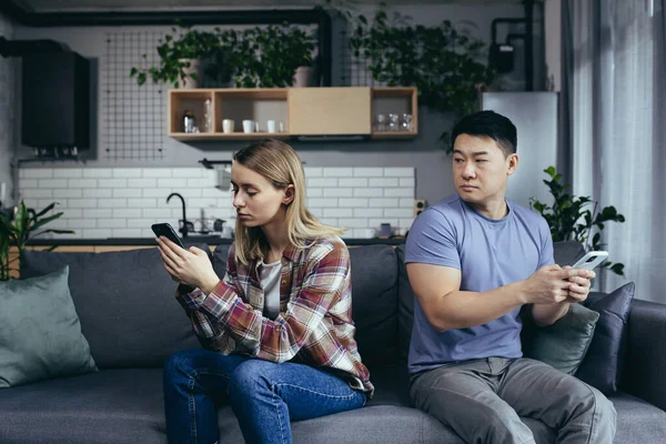 Young Multiracial Family Quarreling Sitting Couch Room Man Woman Phone — Stock Photo, Image