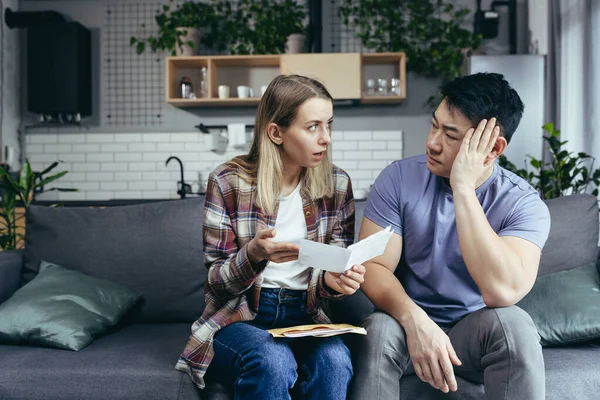 Multiracial Couple Asian Man Woman Together Home Received Letter Bad — Stock Photo, Image