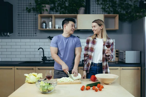 快乐的年轻家庭 男人和女人 一起做饭 亚洲人不吃蔬菜 在家里约会 浪漫的夜晚 — 图库照片