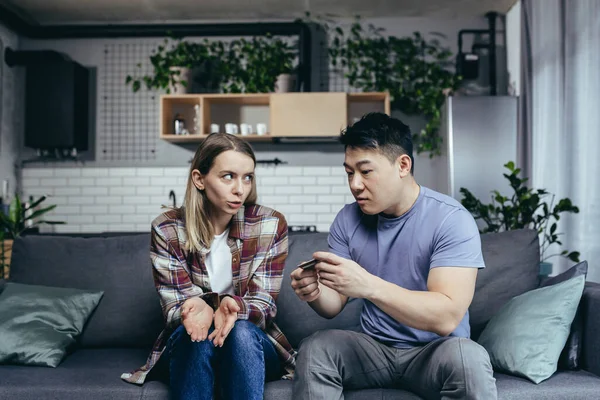 Asiatischer Mann Streitet Mit Seiner Frau Wirft Ihm Verschwendung Von — Stockfoto