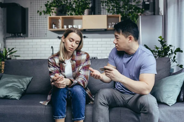 Asiatischer Mann Streitet Mit Seiner Frau Wirft Ihm Verschwendung Von — Stockfoto