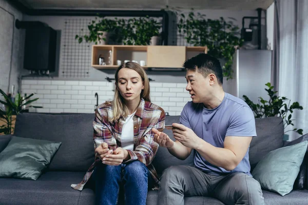 Asiatischer Mann Streitet Mit Seiner Frau Wirft Ihm Verschwendung Von — Stockfoto