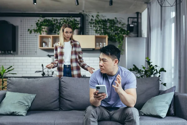 Paar Streitet Hause Familienkrise Asiatischer Mann Telefoniert Auf Der Couch — Stockfoto