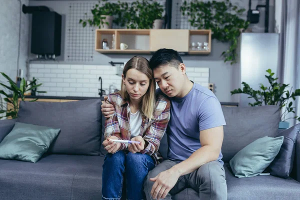 Mann Asiatisch Unterstützt Ehefrau Enttäuschendes Schwangerschaftstest Ergebnis Junges Multirassisches Paar — Stockfoto