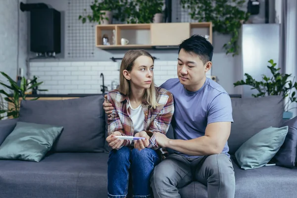 Mann Asiatisch Unterstützt Ehefrau Enttäuschendes Schwangerschaftstest Ergebnis Junges Multirassisches Paar — Stockfoto