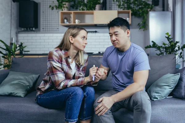 Mann Asiatisch Unterstützt Ehefrau Enttäuschendes Schwangerschaftstest Ergebnis Junges Multirassisches Paar — Stockfoto