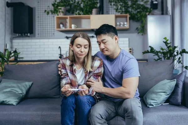 Mann Asiatisch Unterstützt Ehefrau Enttäuschendes Schwangerschaftstest Ergebnis Junges Multirassisches Paar — Stockfoto