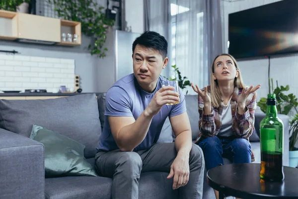 Asiatische Ehemann Ist Alkoholiker Trinkt Starken Alkohol Hause Seine Frau — Stockfoto