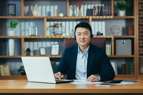 Asiatisk Affärslärare Undervisar Studenter Nätet Använder Headset Och Laptop För — Stockfoto