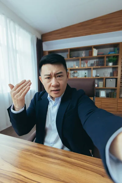 Angry Asian Businessman Boss Talking Video Call Using Phone Working — Stock Photo, Image
