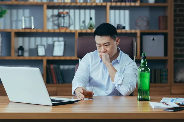 Empresário Asiático Falha Homem Desespero Bebe Licor Duro Sentado Tarde — Fotografia de Stock
