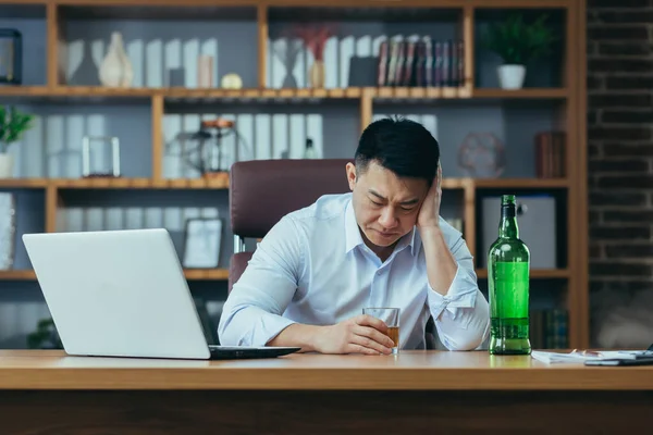 Empresário Asiático Falha Homem Desespero Bebe Licor Duro Sentado Tarde — Fotografia de Stock