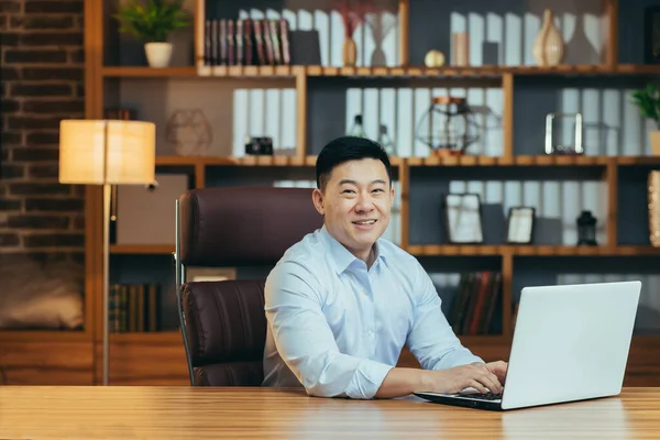 Framgångsrik Asiatisk Affärsman Som Arbetar Sent Man Kontoret Laptop Tittar — Stockfoto