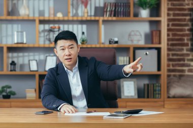 Asyalı kızgın işadamı, patron kameraya bakıp kapıyı işaret eden çalışanı kovdu.