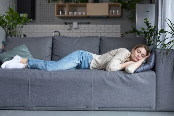 Mujer Rubia Mediana Edad Cansada Durmiendo Sofá Después Del Trabajo —  Fotos de Stock