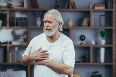 Gri saçlı adamın göğüs ağrısı var. Dedesinin kalbi ağrıyor. Evde, göğsünde el ele tutuşuyor.