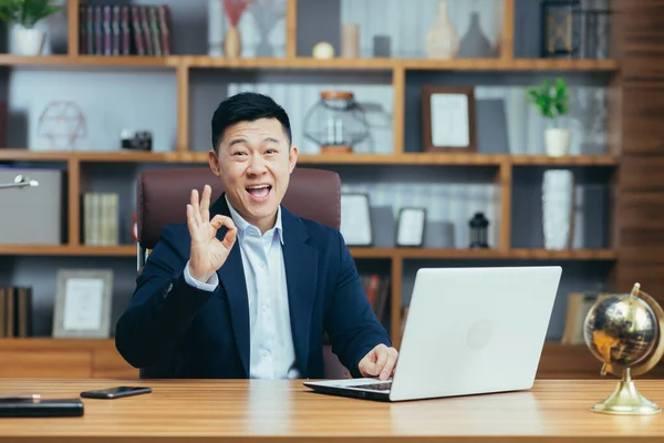Porträtt Framgångsrik Asiatisk Politiker Advokat Man Som Arbetar Vid Skrivbordet — Stockfoto