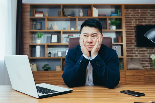Homem Pensando Trabalhar Laptop Asiático Escritório Clássico Chefe Trabalhando Projeto — Fotografia de Stock