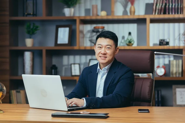 Porträtt Framgångsrik Asiatisk Affärsman Man Som Arbetar Kontoret Sitter Vid — Stockfoto