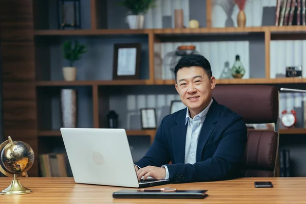 Porträtt Framgångsrik Asiatisk Affärsman Man Som Arbetar Kontoret Sitter Vid — Stockfoto