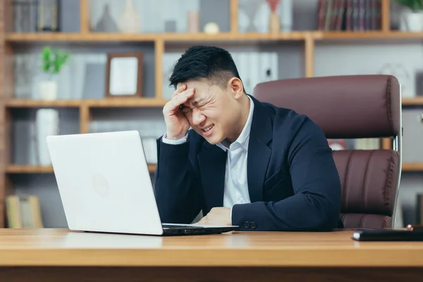 Empresário Preocupado Com Negócios Triste Frustrado Sentado Escritório Olhando Ansiosamente — Fotografia de Stock