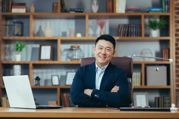 Porträtt Framgångsrik Asiatisk Affärsman Ett Klassiskt Kontor Arbetar Bärbar Dator — Stockfoto