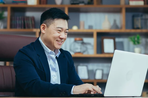 Porträtt Framgångsrik Asiatisk Affärsman Ett Klassiskt Kontor Arbetar Bärbar Dator — Stockfoto